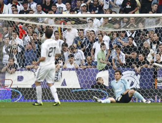 Iker en el suelo tras encajar uno de los seis goles ante el Bara.