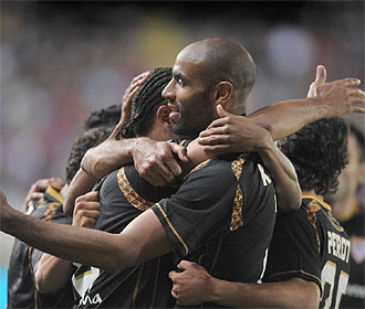 Kanouté se abraza con Luis Fabiano tras el primer gol del Sevilla.