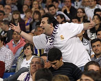 Un aficionado del Real Madrid se encara con otro seguidor.