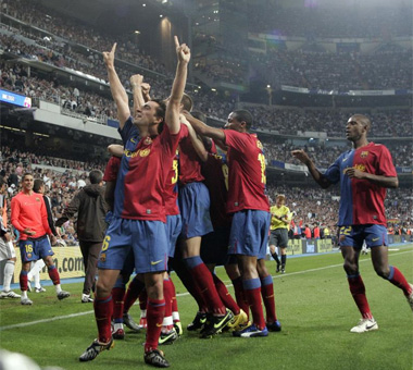 Xavi celebra uno de los goles junto a sus compaeros
