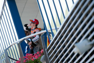 Pedrosa saluda a los aficionados en el podio de Jerez