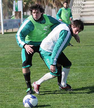 Pierini y Natalia pelean por un balón durante un entrenamiento del Córdoba