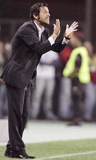 Quique Snchez Flores dirige al Benfica haciendo gestos desde la banda