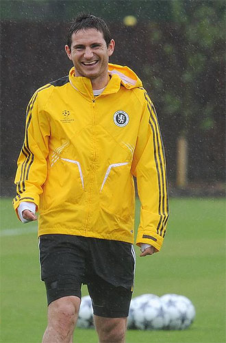 Lampard se re en un entrenamiento del Chelsea.