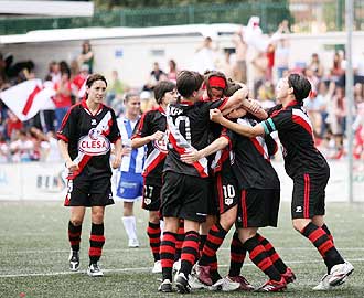 Las jugadoras del Rayo Vallecano celebran su goleada en Málaga que equivale al título de la Superliga femenina