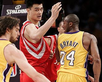Kobe pasa a Pau, con Yao mirando