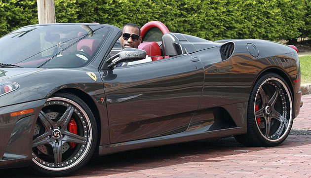 LeBron James acudiendo al Akron St. Vincent-St. Mary High School en su espectacular Ferrari