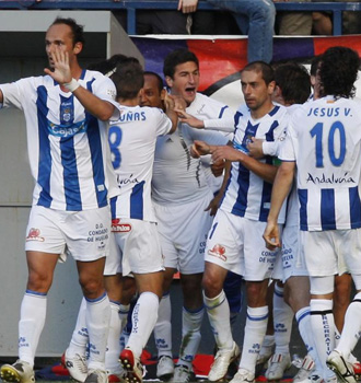 Los jugadores del Recre celebran el segundo gol marcado en Pamplona