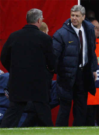 Ferguson saluda a Wenger en el Arsenal-United