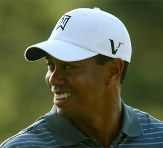 Woods sonre durante un torneo