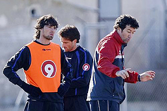 Manda explica durante un entrenamiento del Hrcules un ejercicio a Tote y Fernando Morn, los dos goleadores ante el Nstic