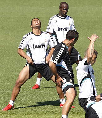 Marcelo realiza estiramientos durante un entrenamiento del Real Madrid.