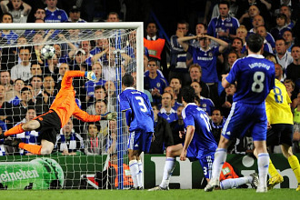 Momento en el que Andrs Iniesta marca el gol en Stamford Bridge