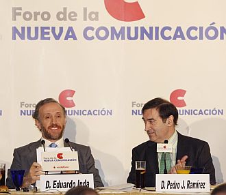 Eduardo Inda y Pedro J. Ramírez durante la conferencia