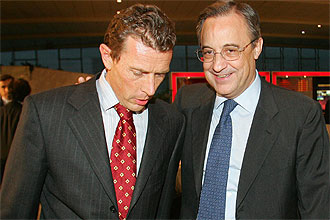 Emilio Butragueo y Florentino Prez, en una imagen de archivo, manteniendo una conversacin