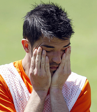 Villa se lleva las manos a la cara en el entrenamiento del Valencia.