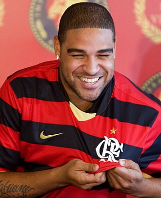 Adriano, feliz en su presentación con el Flamengo