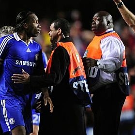 Varios jugadores del Chelsea se encaran con el árbitro al término del Chelsea-Barcelona