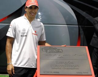 Lewis Hamilton, con su placa en Montmel