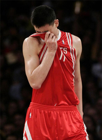 Yao se lamenta durante uno de los partidos frente a los Lakers.