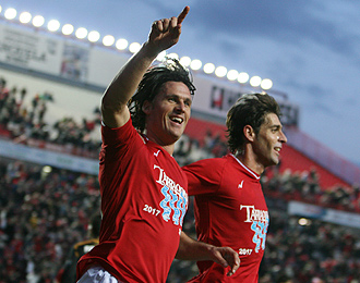 Moisés celebra con Bauzá un gol del Gimnástic de Tarragona