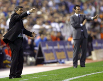 Juande Ramos da órdenes a sus jugadores.