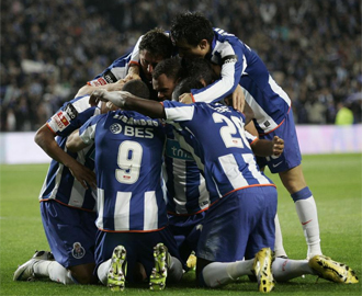 Los jugadores del Oporto celebran el gol que les dio el ttulo.