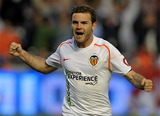 Mata celebra un gol con el Valencia