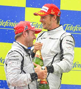 Button y Barrichello celebran el doblete de Montmel.