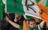 El seguidor con la bandera que apoya al IRA