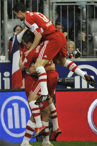 Los jugadores del Bayern celebran el gol de Toni.