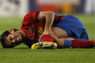 Momento en el que Rafa Márquez cae lesionado durante el encuentro con el Chelsea.