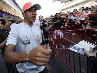Lewis Hamilton firma autgrafos en Montmel.