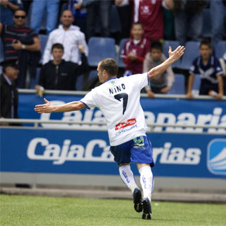 Nino celebra un gol en el Heliodoro.