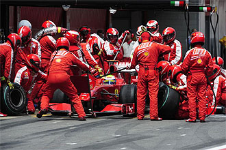Los mecnicos de Ferrari, cambiando los neumticos al monoplaza de Felipe Massa en el pasado G.P. de Espaa.