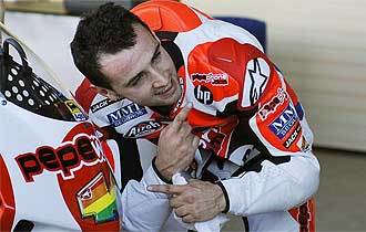 Barber saluda tras la sesin de calificacin del Gran Premio de Espaa.