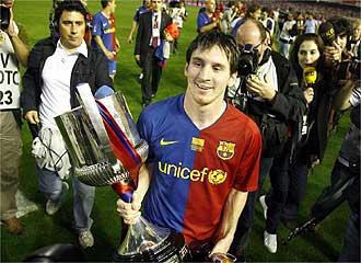 Messi posa con la Copa conquistada en Mestalla.