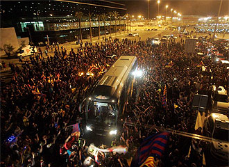Imagen de la llegada del Barcelona al aeropuerto del Prat tras golear al Real Madrid en el Bernabéu.