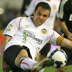 Carlos Marchena despeja un baln durante un partido.