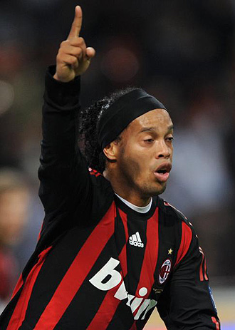 Ronaldinho celebrando un gol con el Milan