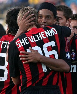 Ronaldinho abraza a Shevcheko