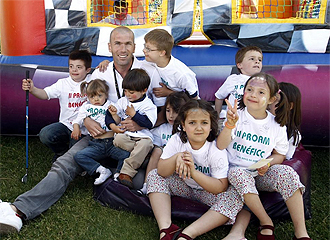 Zidane posa durante el acto benfico.
