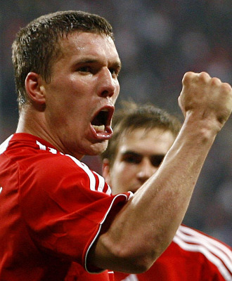 Lukas Podolski celebra un tanto con el Bayern de Mnich