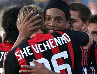 Ronaldinho y Shevchenko celebran un tanto del Milan con varios compaeros.