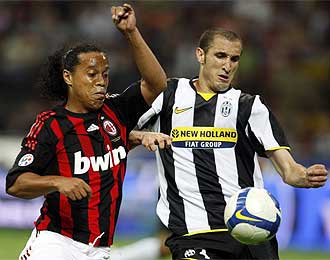 Ronaldinho pugna con el jugador de la Juventus Chiellini.
