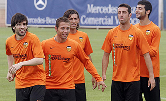 Varios jugadores del Valencia, durante el entrenamiento che.