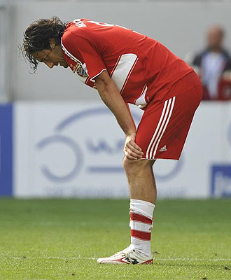 Luca Toni se lamenta durante el partido ante el Hoffenheim
