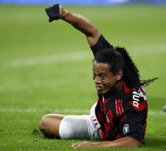 Ronaldinho, tendido sobre el csped de San Siro.