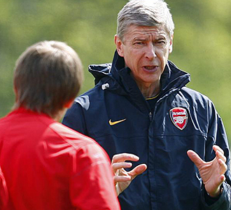 Arshavin y Wenger charlan durante un entrenamiento del Arsenal.