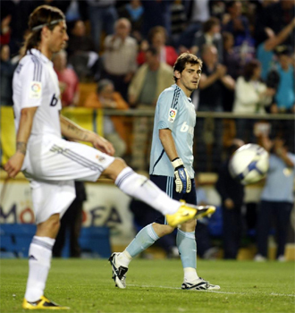Casillas y Ramos se lamentan tras un gol recibido